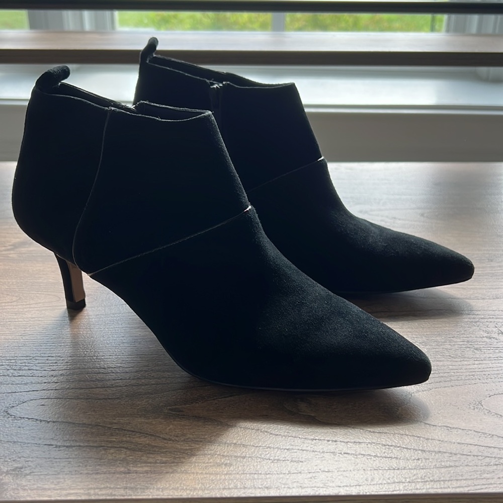 Donald Pliner black suede ankle boots size 8